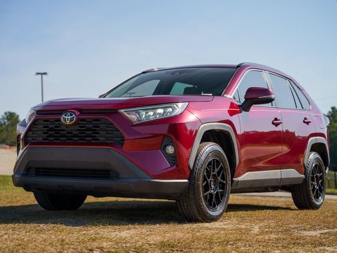 Used 2019 Toyota RAV4 XLE w/ Convenience Package FWD image 3