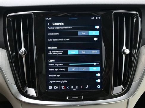 Used 2024 Volvo V60 B5 Cross Country Plus image 18