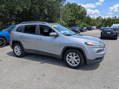Used 2014 Jeep Cherokee Latitude w/ Comfort/Convenience Group FWD image 2