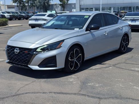 Used 2024 Nissan Altima 2.5 SR w/ SR Premium Package FWD image 5