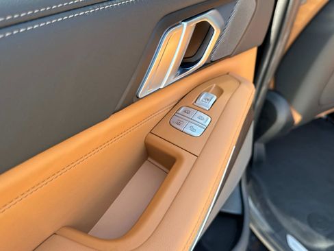 Used 2025 BMW X7 xDrive40i w/ Premium Package image 12