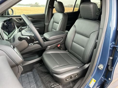 Used 2025 Chevrolet Traverse LT image 11