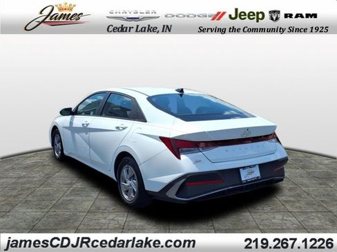 Used 2025 Hyundai Elantra SE image 3