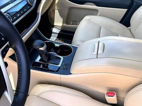 Used 2019 Toyota Highlander XLE FWD image 15
