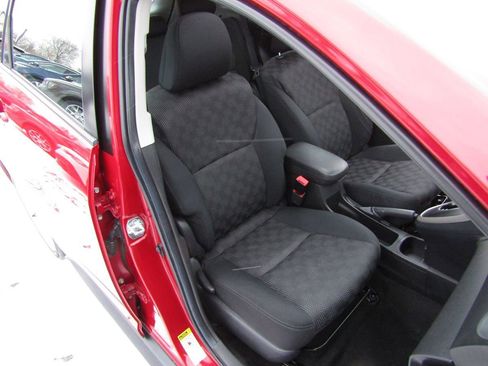 Used 2009 Pontiac Vibe w/ Sun And Sound Package image 27