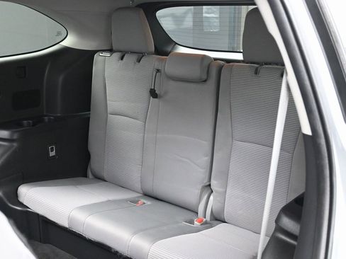 Used 2021 Toyota Highlander L image 32