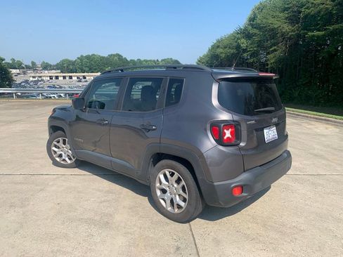 Used 2017 Jeep Renegade Latitude FWD image 12