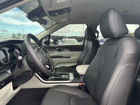 Used 2024 Kia Carnival LX FWD image 13