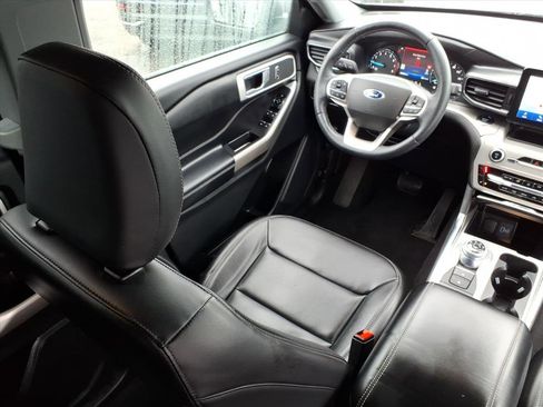 Certified 2022 Ford Explorer XLT w/ Equipment Group 202A image 19