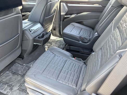Certified 2025 Cadillac Escalade Premium Luxury Platinum AWD/4WD image 17
