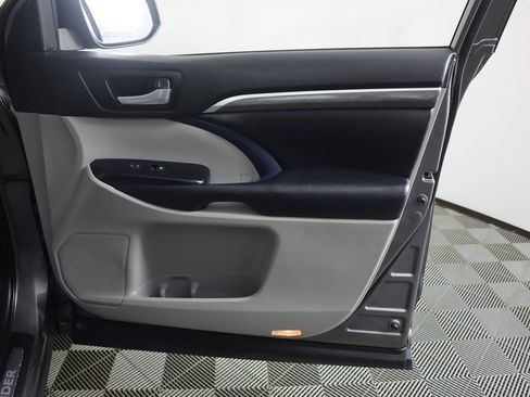 Used 2018 Toyota Highlander Limited image 26