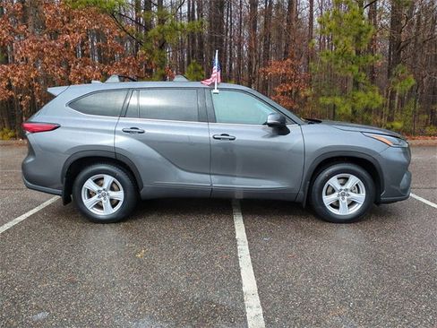 Used 2021 Toyota Highlander LE image 3