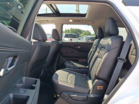 Certified 2024 Nissan Pathfinder Platinum AWD/4WD image 13