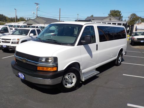 Used 2017 Chevrolet Express 3500 LT w/ LT Preferred Equipment Group RWD image 11