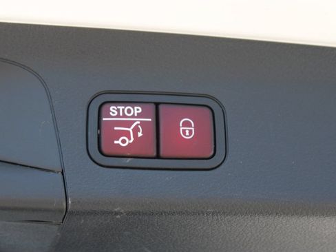 Used 2024 Mercedes-Benz GLS 450 4MATIC image 9