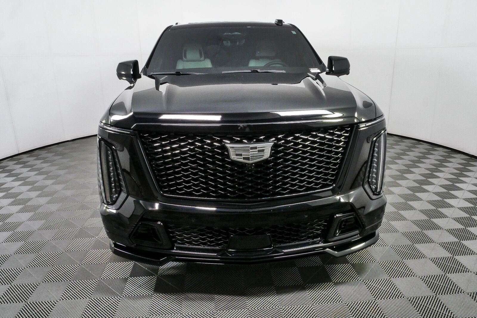 Used 2025 Cadillac Escalade ESV V w/ LPO, ONYX Package AWD/4WD image 39