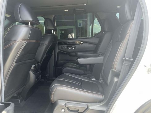 Used 2025 Honda Pilot TrailSport image 10