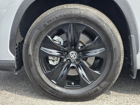 Used 2024 Toyota Highlander XLE image 10