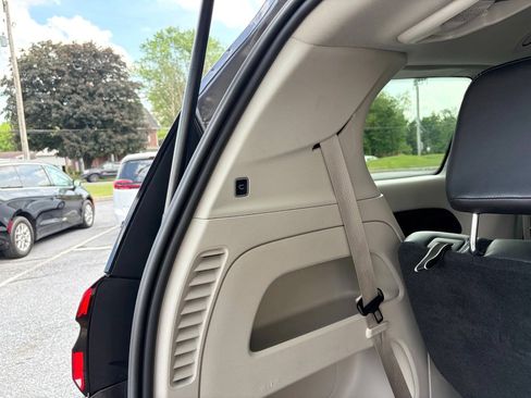Used 2023 Chrysler Pacifica Touring-L FWD image 17