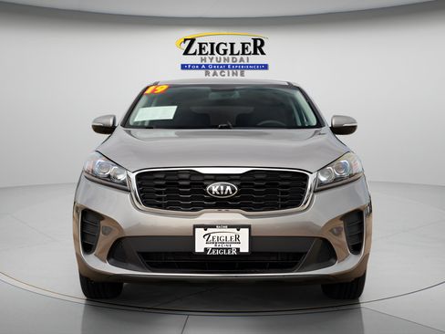 Used 2019 Kia Sorento FWD V6 image 2