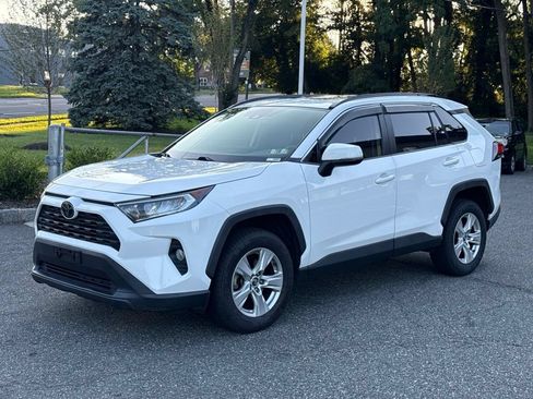 Used 2019 Toyota RAV4 XLE AWD/4WD image 3