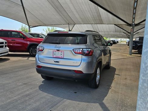 Used 2022 Jeep Compass Latitude w/ Sun and Sound Group FWD image 5