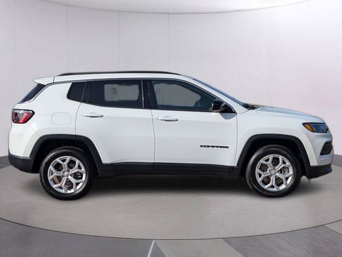 Used 2024 Jeep Compass Latitude AWD/4WD image 6