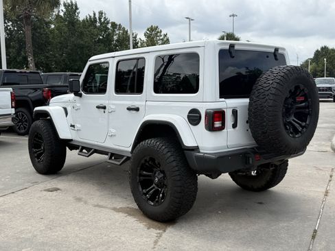 Used 2022 Jeep Wrangler Unlimited Sahara w/ Cold Weather Group AWD/4WD image 7