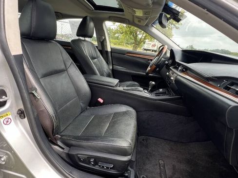 Used 2013 Lexus ES 300h w/ Luxury Pkg FWD image 17