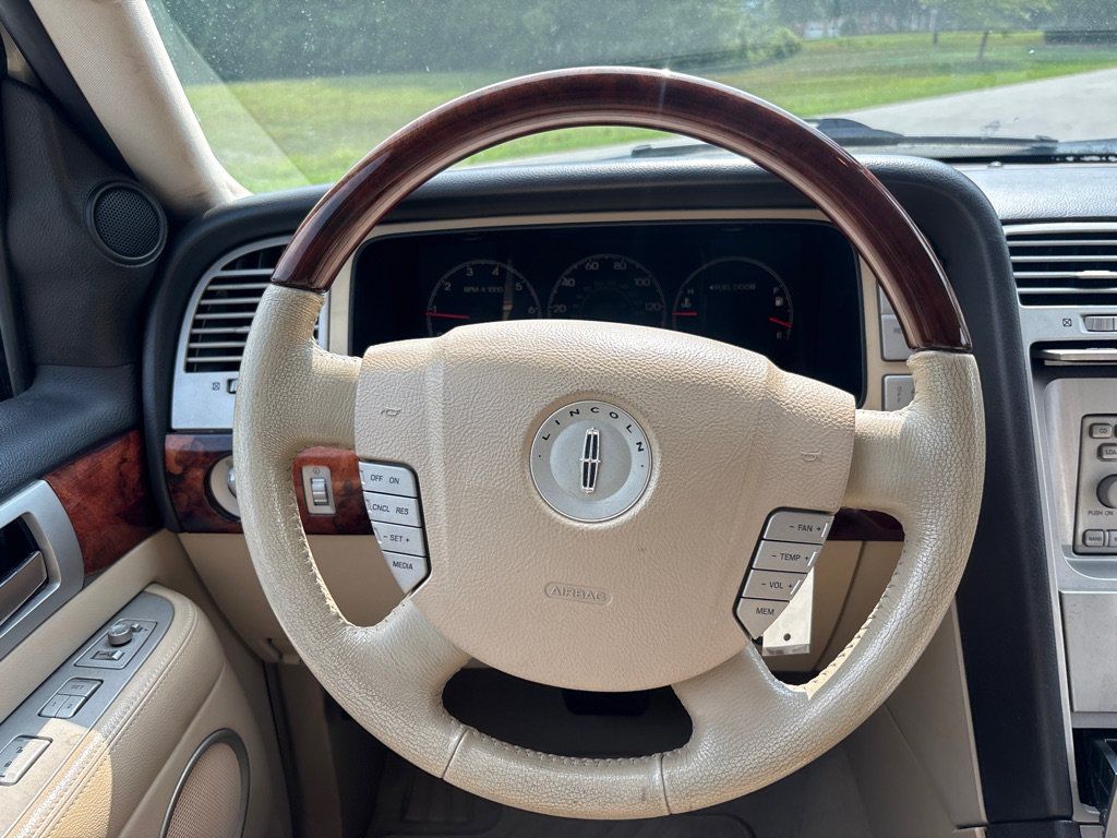 Used 2006 Lincoln Navigator 2WD image 15