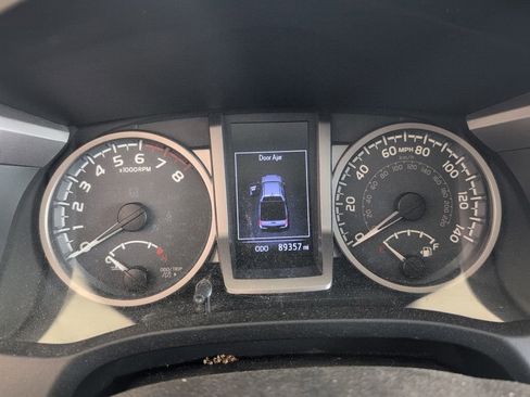 Used 2018 Toyota Tacoma SR5 AWD/4WD image 10