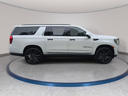 Used 2023 GMC Yukon XL Denali Ultimate AWD/4WD image 4