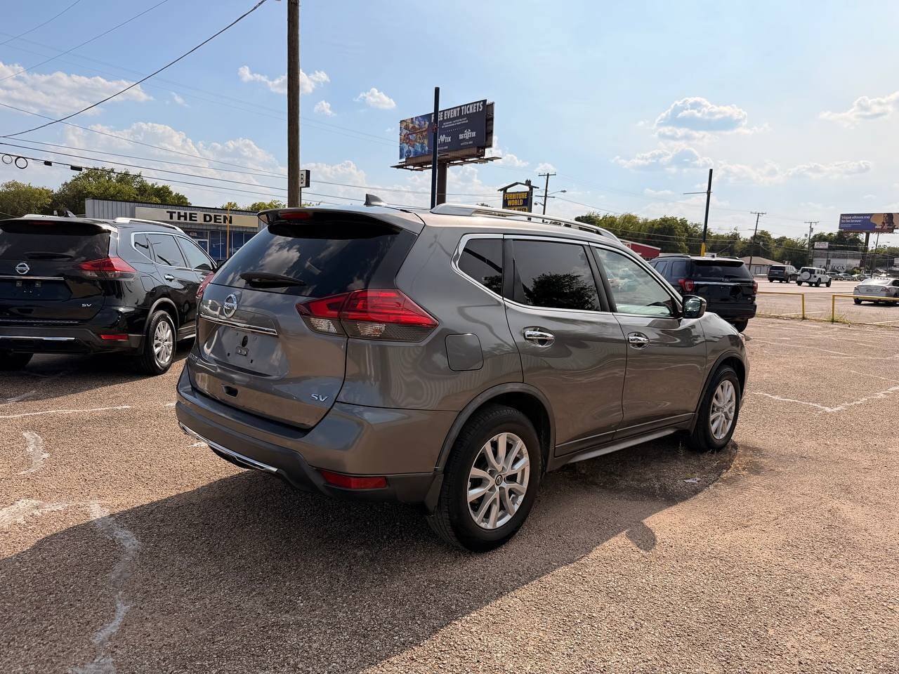 Used 2017 Nissan Rogue SV FWD image 6