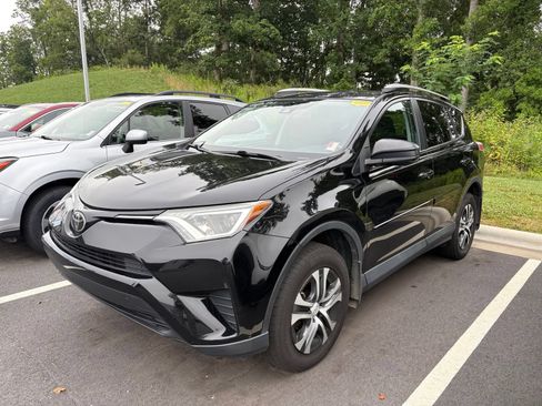 Used 2017 Toyota RAV4 LE AWD/4WD image 3