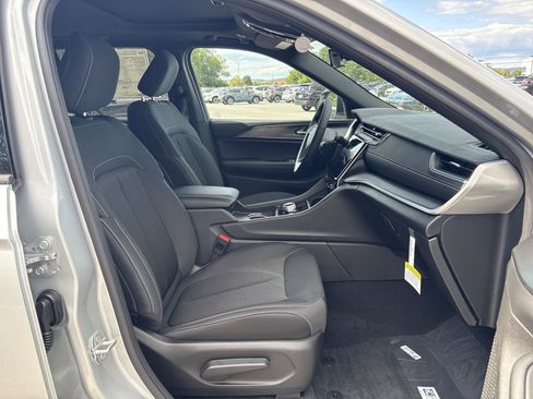 New 2025 Jeep Grand Cherokee Laredo X w/ Luxury Tech Group I image 11