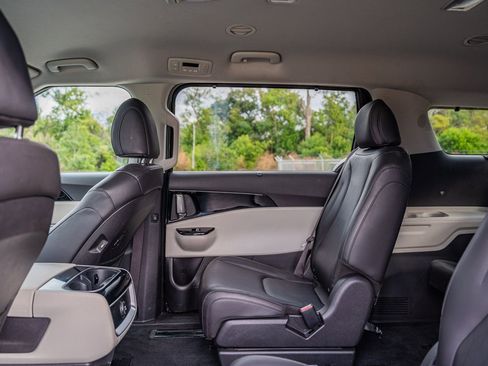 Used 2024 Kia Carnival EX image 21