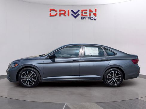 Used 2022 Volkswagen Jetta Sport image 2