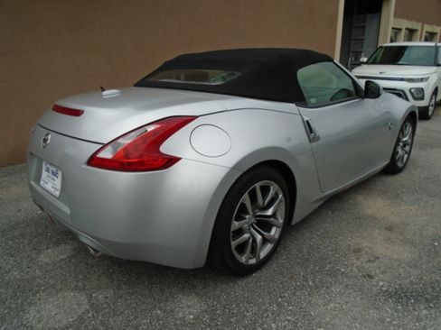 Used 2013 Nissan 370Z Roadster image 2