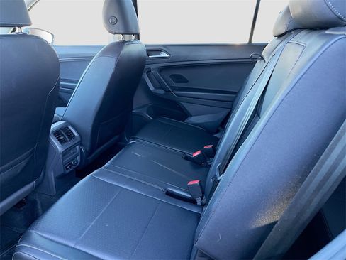 Used 2019 Volkswagen Tiguan SE image 24