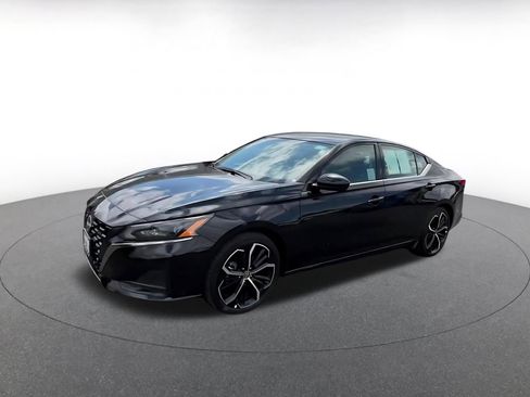 Used 2025 Nissan Altima 2.5 SR FWD image 8