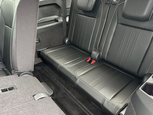 Used 2023 Volkswagen Tiguan SE w/ Panoramic Sunroof Package FWD image 15