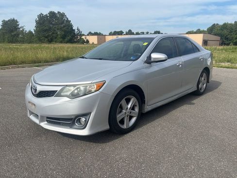 Used 2012 Toyota Camry SE w/ Leather Pkg FWD image 3