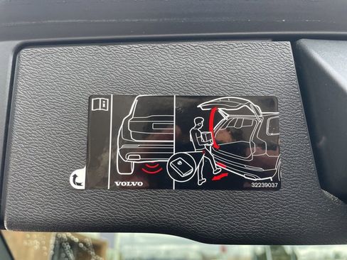 Used 2021 Volvo XC60 T5 Momentum w/ Premium Package image 8