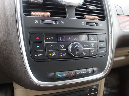 Used 2013 Chrysler Town & Country Limited w/ Trailer Tow Group image 26