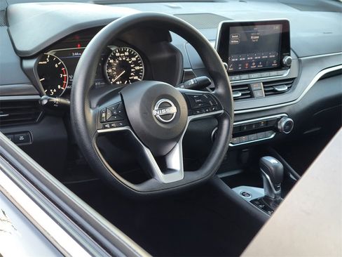 Used 2024 Nissan Altima 2.5 SV image 3