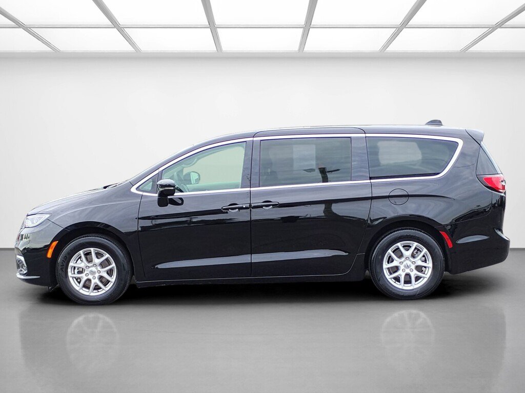 Used 2024 Chrysler Pacifica Touring-L FWD image 2