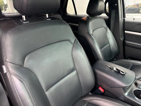 Used 2017 Ford Explorer XLT w/ Equipment Group 202A AWD/4WD image 17