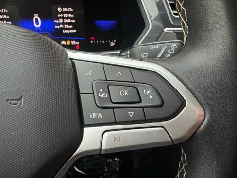 Used 2023 Volkswagen Tiguan SE w/ Panoramic Sunroof Package image 17