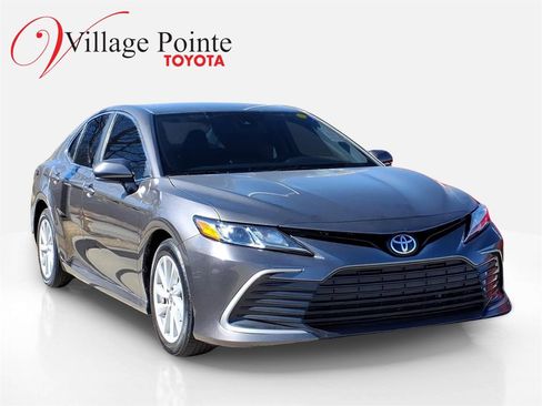 Used 2021 Toyota Camry LE image 3