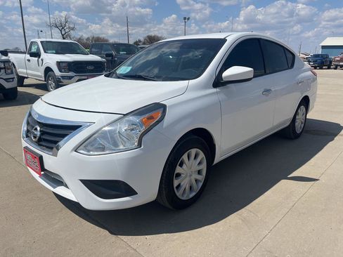 Used 2018 Nissan Versa SV FWD image 4